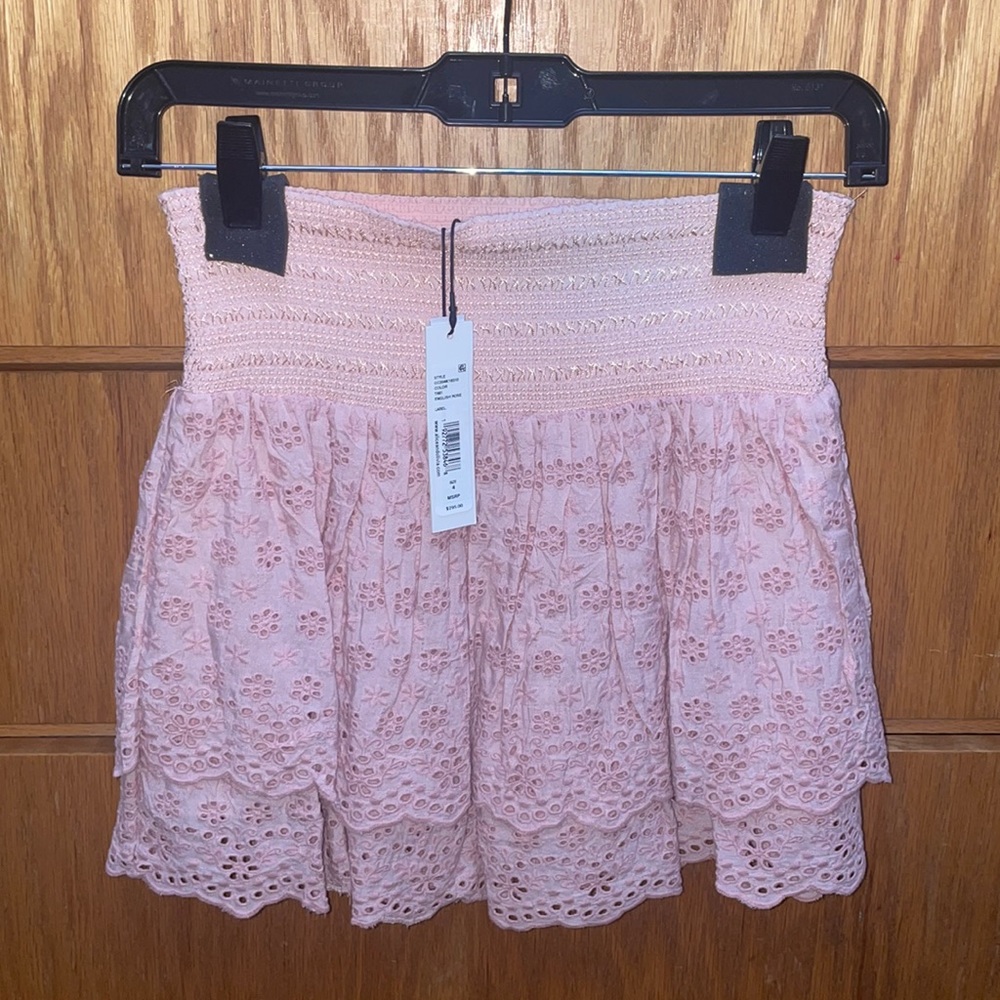 Alice + Olivia BETHIE SMOCKED RUFFLE MINI SKIRT
COLOR: ENGLISH ROSE SIZE: 4 NEW
